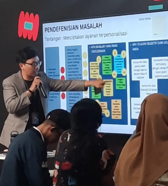 Fasilitator menjelaskan papan pendefinisian masalah